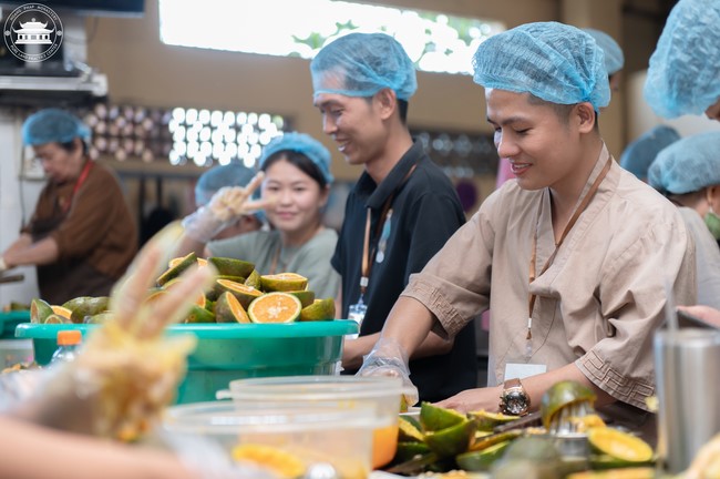 Dharma talk Contemplating of the Buddha statue to recite His name in the 101st Seven-day Retreat