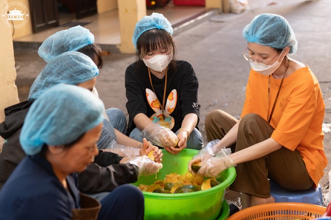 Dharma talk Contemplating of the Buddha statue to recite His name in the 101st Seven-day Retreat