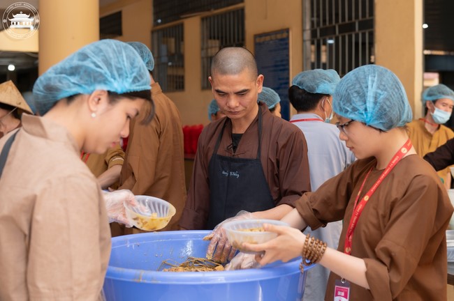 Dharma talk Contemplating of the Buddha statue to recite His name in the 101st Seven-day Retreat
