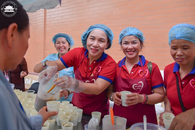 Dharma talk Contemplating of the Buddha statue to recite His name in the 101st Seven-day Retreat