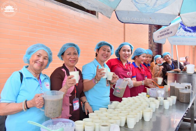 Dharma talk Contemplating of the Buddha statue to recite His name in the 101st Seven-day Retreat