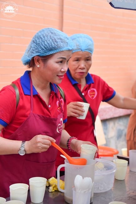 Dharma talk Contemplating of the Buddha statue to recite His name in the 101st Seven-day Retreat