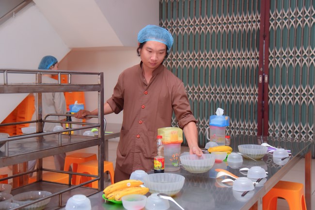 Dharma talk Contemplating of the Buddha statue to recite His name in the 101st Seven-day Retreat