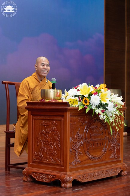 Dharma talk Contemplating of the Buddha statue to recite His name in the 101st Seven-day Retreat
