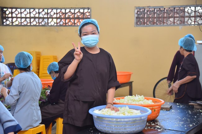 Dharma talk Contemplating of the Buddha statue to recite His name in the 101st Seven-day Retreat