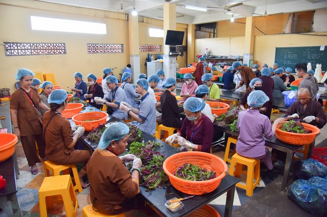 Dharma talk Contemplating of the Buddha statue to recite His name in the 101st Seven-day Retreat