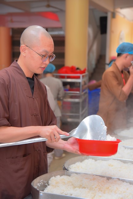 Dharma talk Contemplating of the Buddha statue to recite His name in the 101st Seven-day Retreat