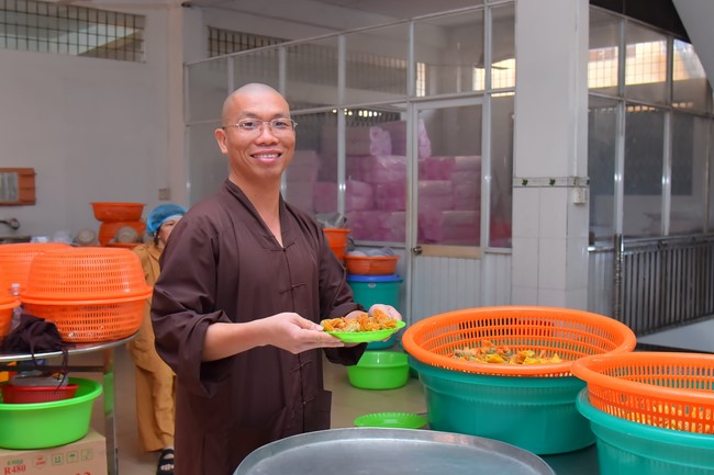 Dharma talk Contemplating of the Buddha statue to recite His name in the 101st Seven-day Retreat
