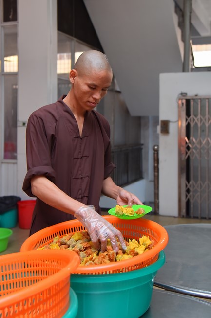 Dharma talk Contemplating of the Buddha statue to recite His name in the 101st Seven-day Retreat