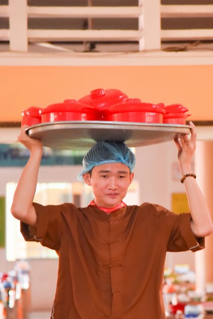 Dharma talk Contemplating of the Buddha statue to recite His name in the 101st Seven-day Retreat