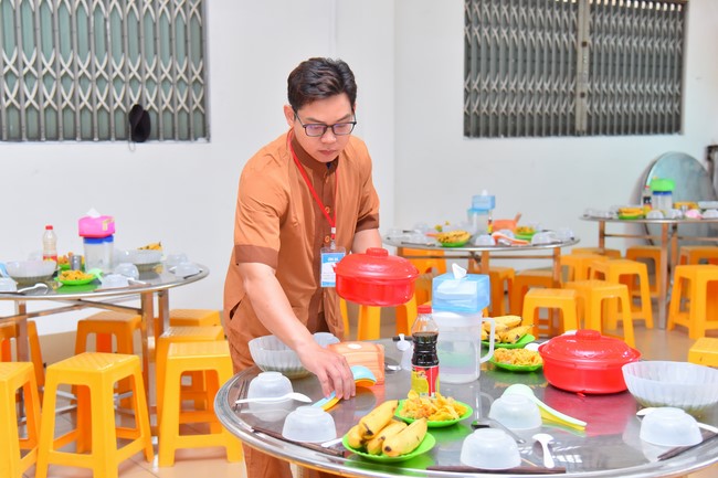 Dharma talk Contemplating of the Buddha statue to recite His name in the 101st Seven-day Retreat