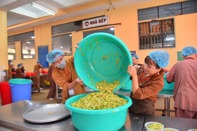 Dharma talk Contemplating of the Buddha statue to recite His name in the 101st Seven-day Retreat