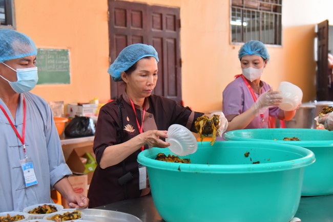 Dharma talk Contemplating of the Buddha statue to recite His name in the 101st Seven-day Retreat