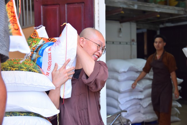 Dharma talk Contemplating of the Buddha statue to recite His name in the 101st Seven-day Retreat