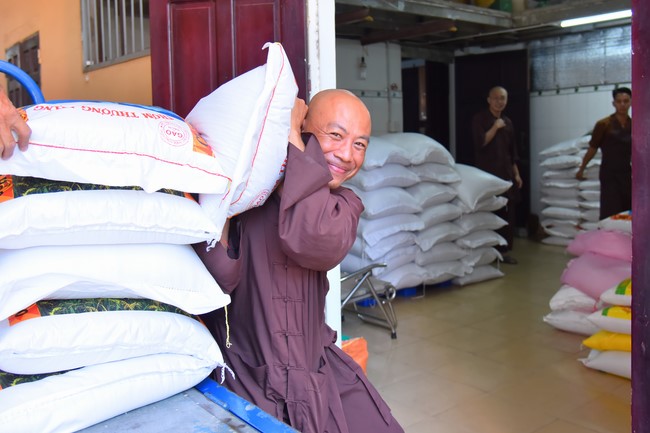 Dharma talk Contemplating of the Buddha statue to recite His name in the 101st Seven-day Retreat