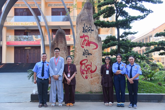 Dharma talk Contemplating of the Buddha statue to recite His name in the 101st Seven-day Retreat