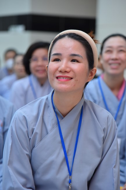 Dharma talk Contemplating of the Buddha statue to recite His name in the 101st Seven-day Retreat