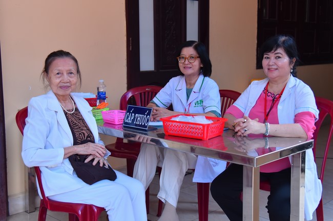 Dharma talk Contemplating of the Buddha statue to recite His name in the 101st Seven-day Retreat