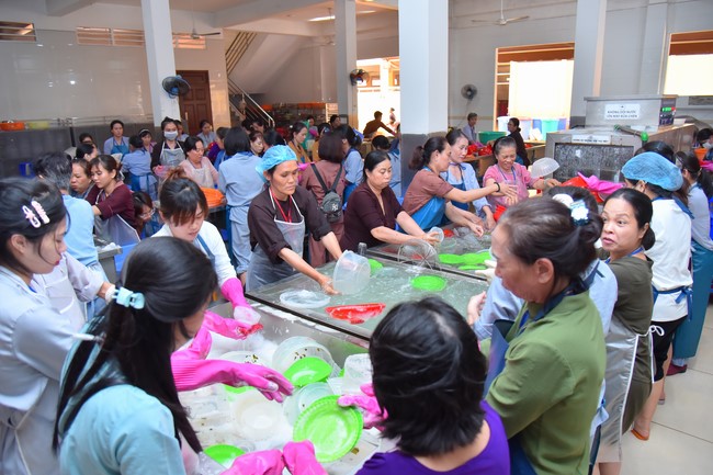 Dharma talk Contemplating of the Buddha statue to recite His name in the 101st Seven-day Retreat