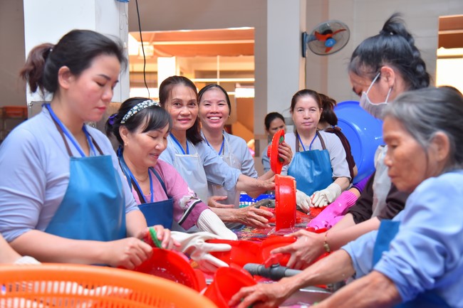 Dharma talk Contemplating of the Buddha statue to recite His name in the 101st Seven-day Retreat