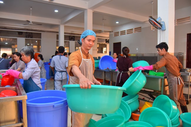 Dharma talk Contemplating of the Buddha statue to recite His name in the 101st Seven-day Retreat
