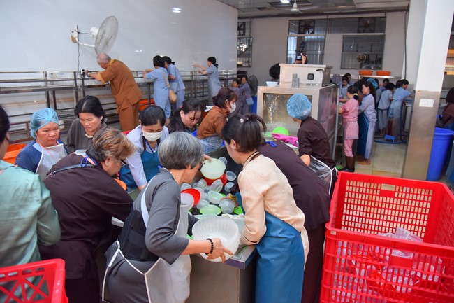 Dharma talk Contemplating of the Buddha statue to recite His name in the 101st Seven-day Retreat