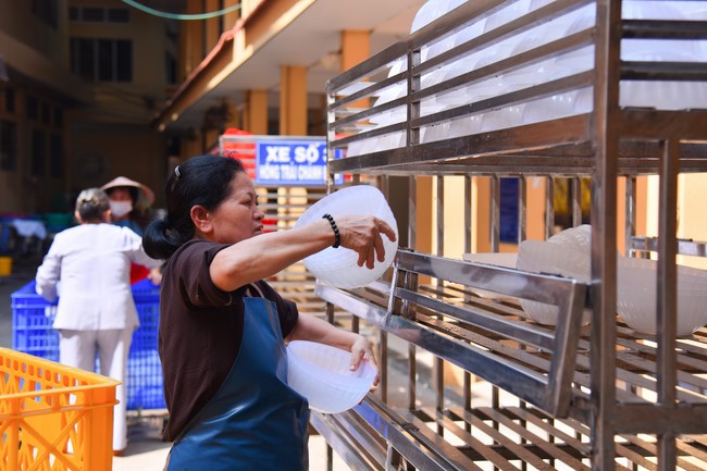 Dharma talk Contemplating of the Buddha statue to recite His name in the 101st Seven-day Retreat