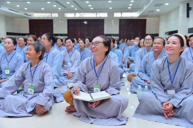Dharma talk Contemplating of the Buddha statue to recite His name in the 101st Seven-day Retreat