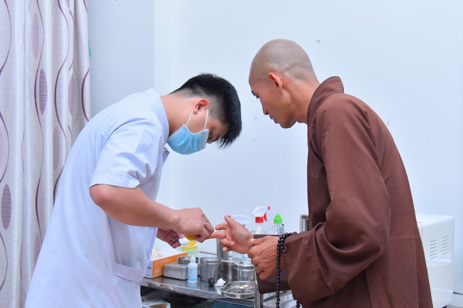 Dharma talk Contemplating of the Buddha statue to recite His name in the 101st Seven-day Retreat