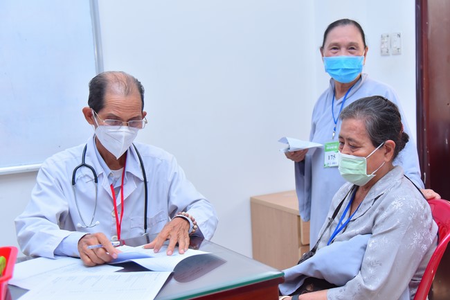 Dharma talk Contemplating of the Buddha statue to recite His name in the 101st Seven-day Retreat