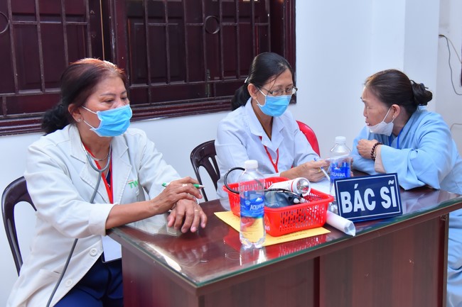 Dharma talk Contemplating of the Buddha statue to recite His name in the 101st Seven-day Retreat
