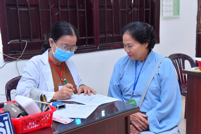 Dharma talk Contemplating of the Buddha statue to recite His name in the 101st Seven-day Retreat
