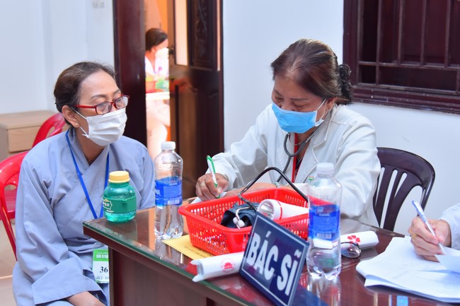 Dharma talk Contemplating of the Buddha statue to recite His name in the 101st Seven-day Retreat