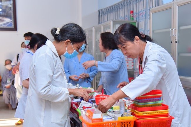 Dharma talk Contemplating of the Buddha statue to recite His name in the 101st Seven-day Retreat