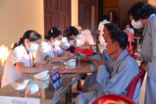 Dharma talk Contemplating of the Buddha statue to recite His name in the 101st Seven-day Retreat