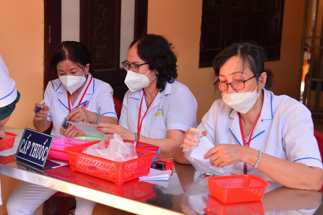 Dharma talk Contemplating of the Buddha statue to recite His name in the 101st Seven-day Retreat
