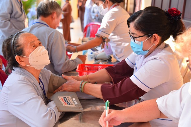 Dharma talk Contemplating of the Buddha statue to recite His name in the 101st Seven-day Retreat