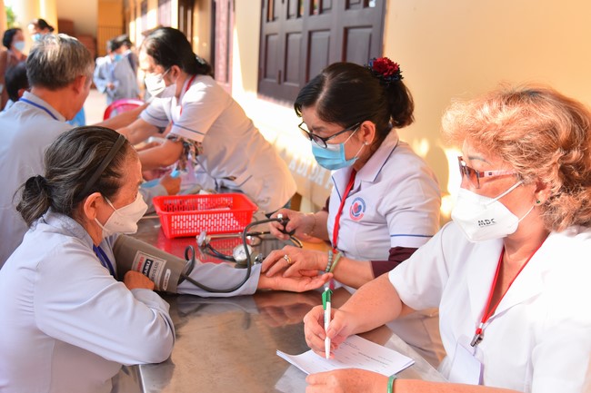 Dharma talk Contemplating of the Buddha statue to recite His name in the 101st Seven-day Retreat