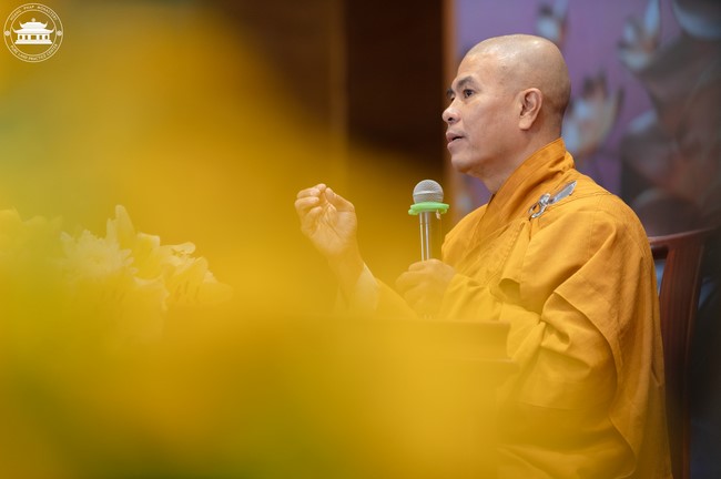 Dharma talk Contemplating of the Buddha statue to recite His name in the 101st Seven-day Retreat