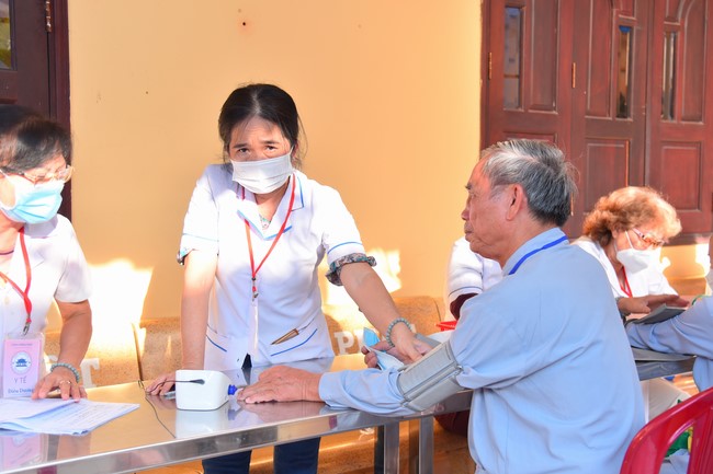 Dharma talk Contemplating of the Buddha statue to recite His name in the 101st Seven-day Retreat