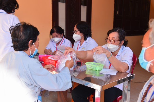 Dharma talk Contemplating of the Buddha statue to recite His name in the 101st Seven-day Retreat