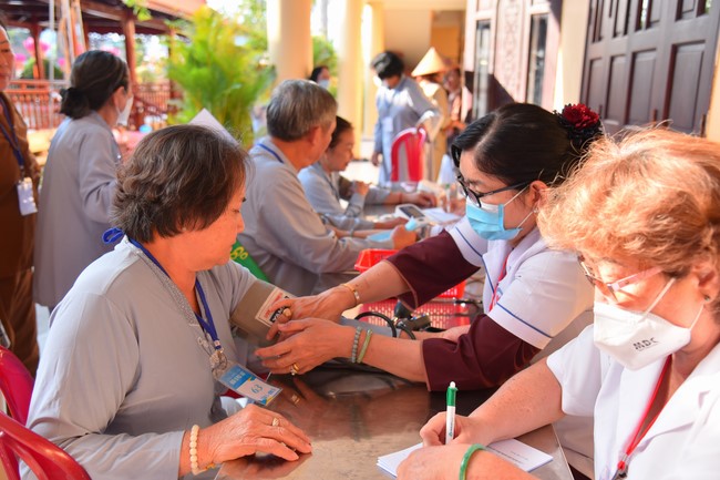 Dharma talk Contemplating of the Buddha statue to recite His name in the 101st Seven-day Retreat
