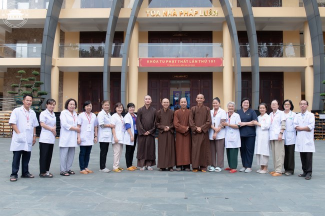 Dharma talk Contemplating of the Buddha statue to recite His name in the 101st Seven-day Retreat