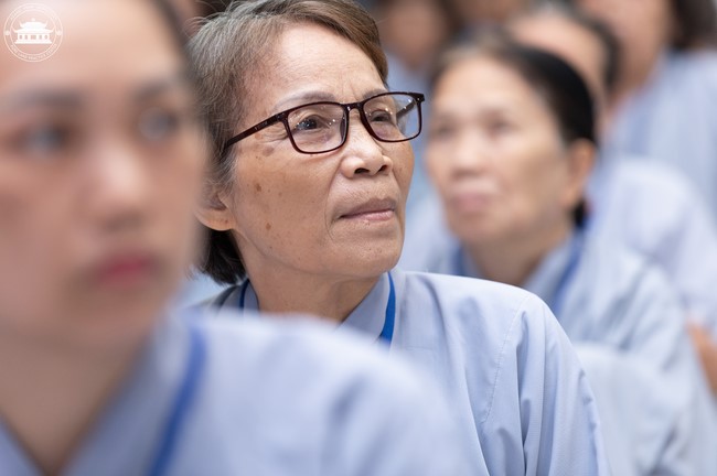 Dharma talk Contemplating of the Buddha statue to recite His name in the 101st Seven-day Retreat