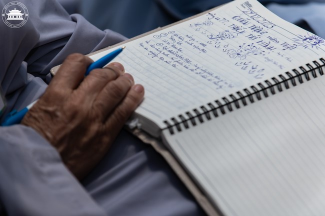 Dharma talk Contemplating of the Buddha statue to recite His name in the 101st Seven-day Retreat