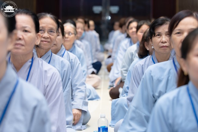 Dharma talk Contemplating of the Buddha statue to recite His name in the 101st Seven-day Retreat