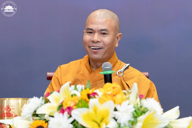 Dharma talk Contemplating of the Buddha statue to recite His name in the 101st Seven-day Retreat