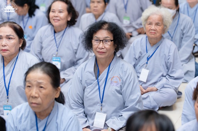 Dharma talk Contemplating of the Buddha statue to recite His name in the 101st Seven-day Retreat