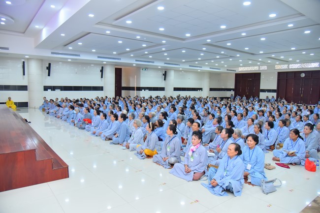 Dharma talk Contemplating of the Buddha statue to recite His name in the 101st Seven-day Retreat