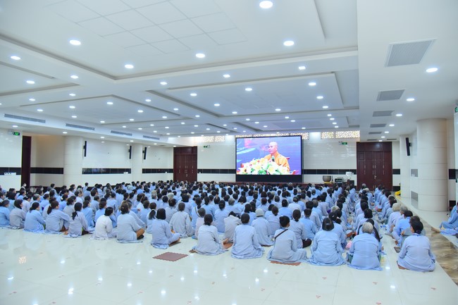 Dharma talk Contemplating of the Buddha statue to recite His name in the 101st Seven-day Retreat
